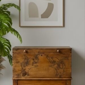 C21-18 Cofre Antiguo con Talla de Estilo Popular (Folk Art) sobre Patas Torneadas