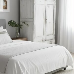 C-21-19 Armario Rústico con Pátina Blanca y Copete Curvado Tallado